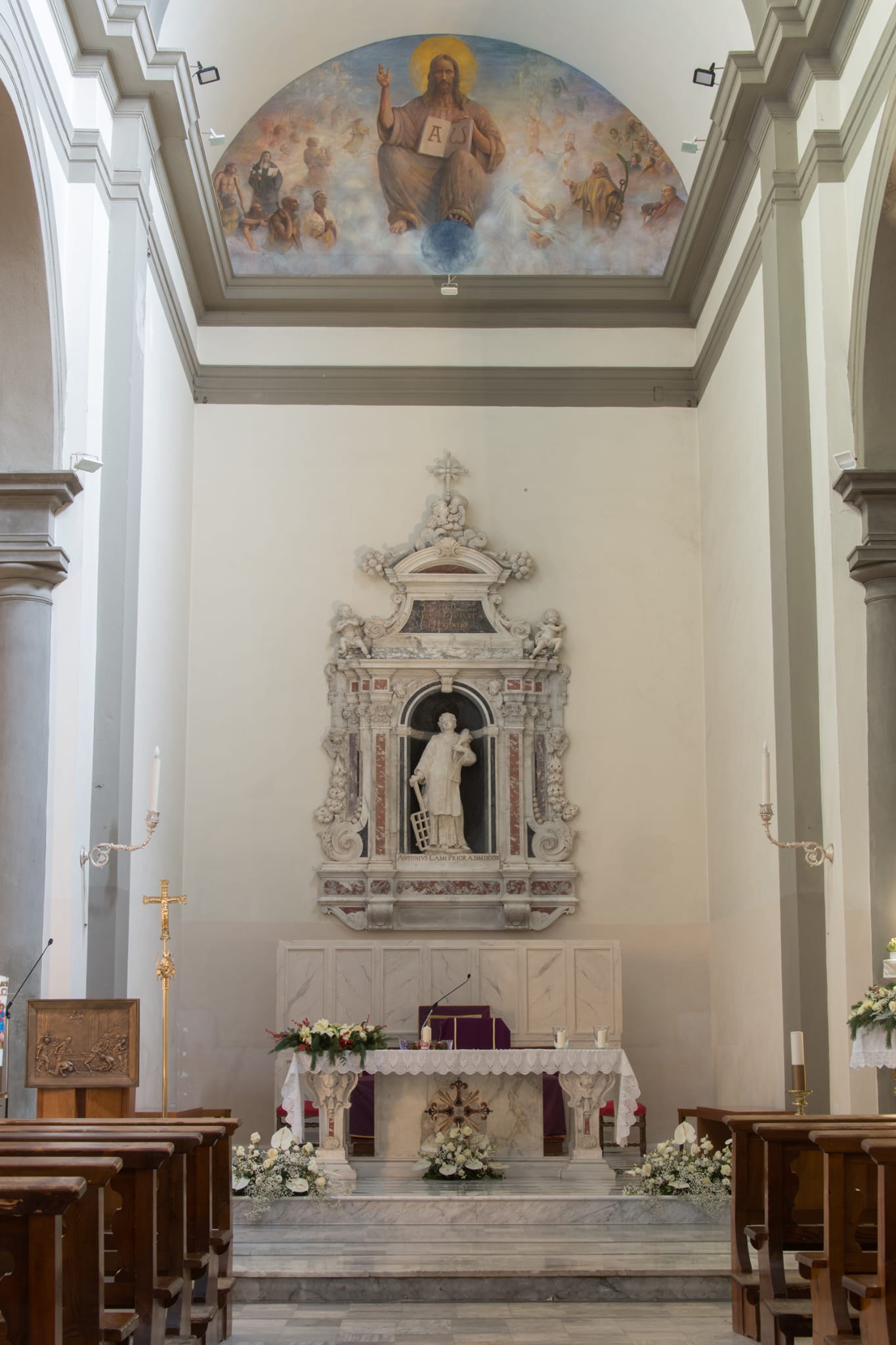 Interno della chiesa con l'affresco del Maestro Callossi